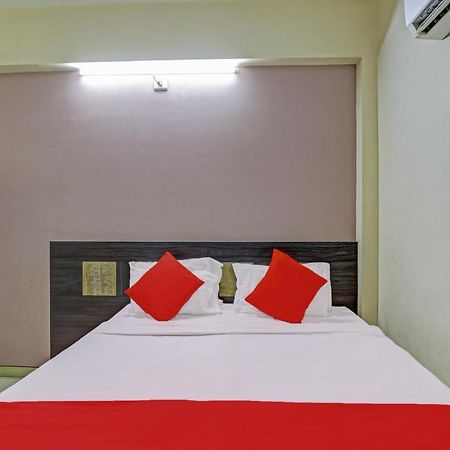 Oyo 82461 Hotel Darshan Banquet And Rooms Сурат Екстериор снимка