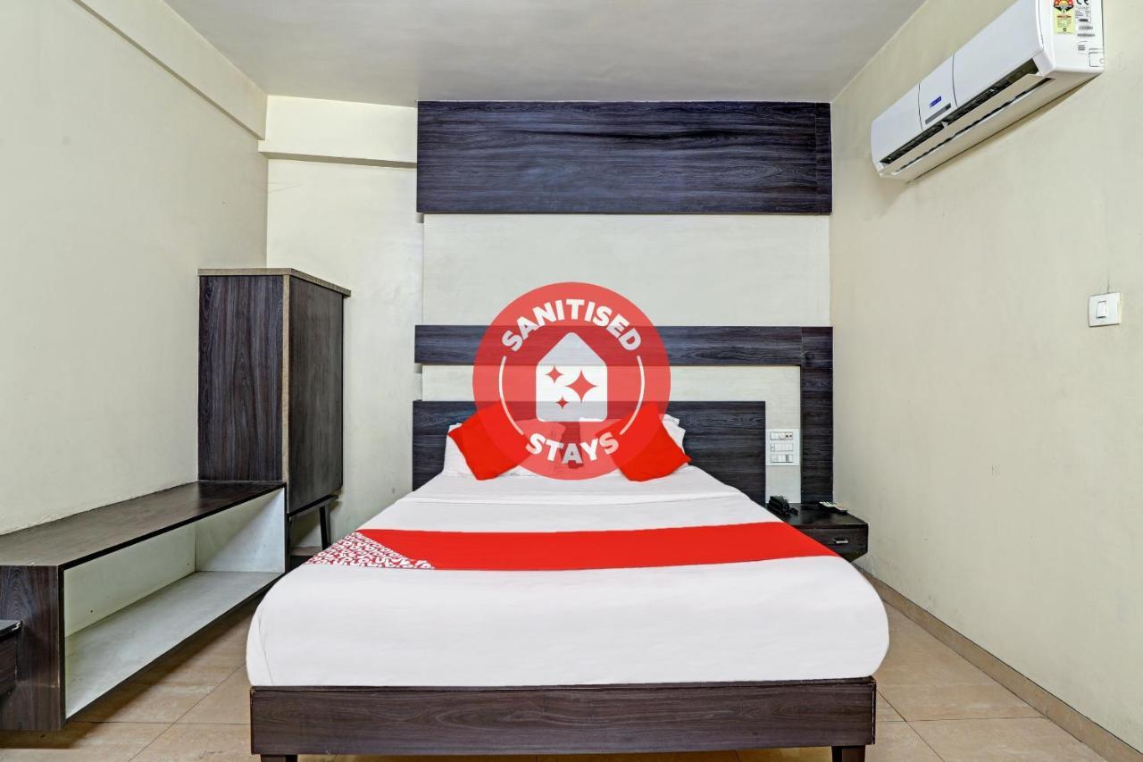 Oyo 82461 Hotel Darshan Banquet And Rooms Сурат Екстериор снимка