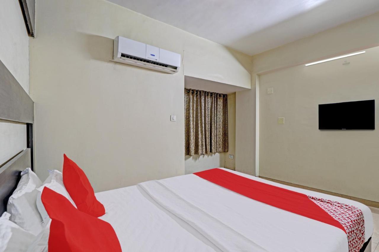 Oyo 82461 Hotel Darshan Banquet And Rooms Сурат Екстериор снимка