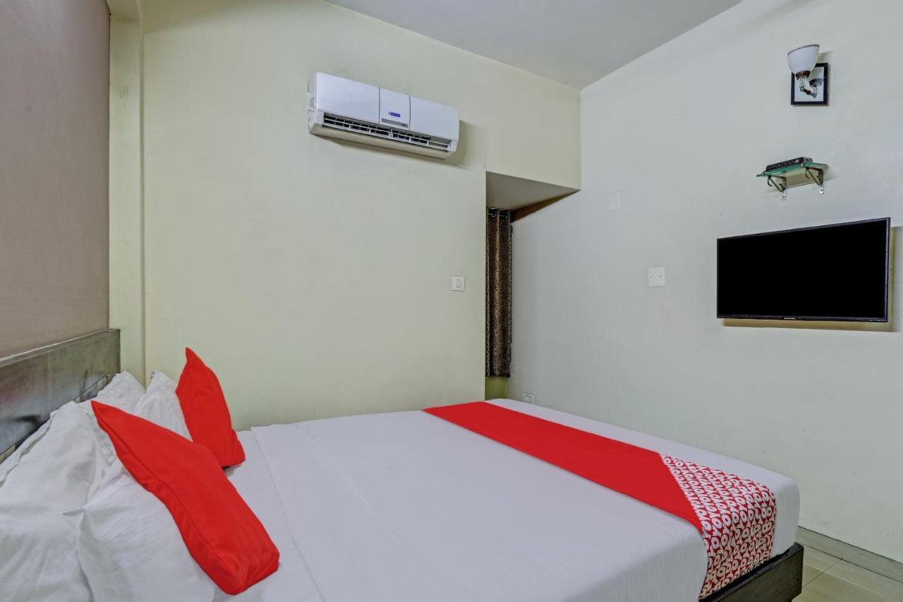Oyo 82461 Hotel Darshan Banquet And Rooms Сурат Екстериор снимка