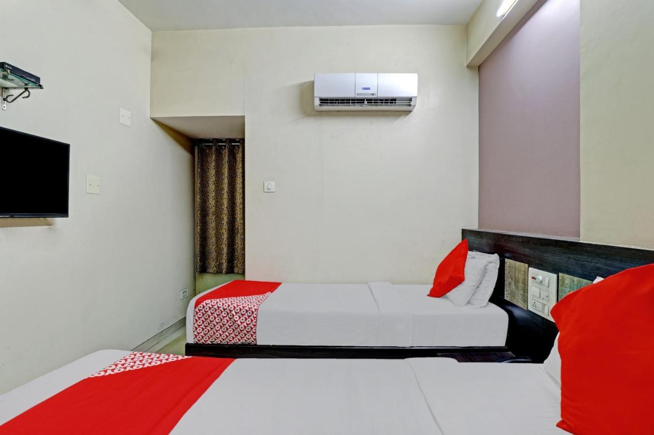 Oyo 82461 Hotel Darshan Banquet And Rooms Сурат Екстериор снимка