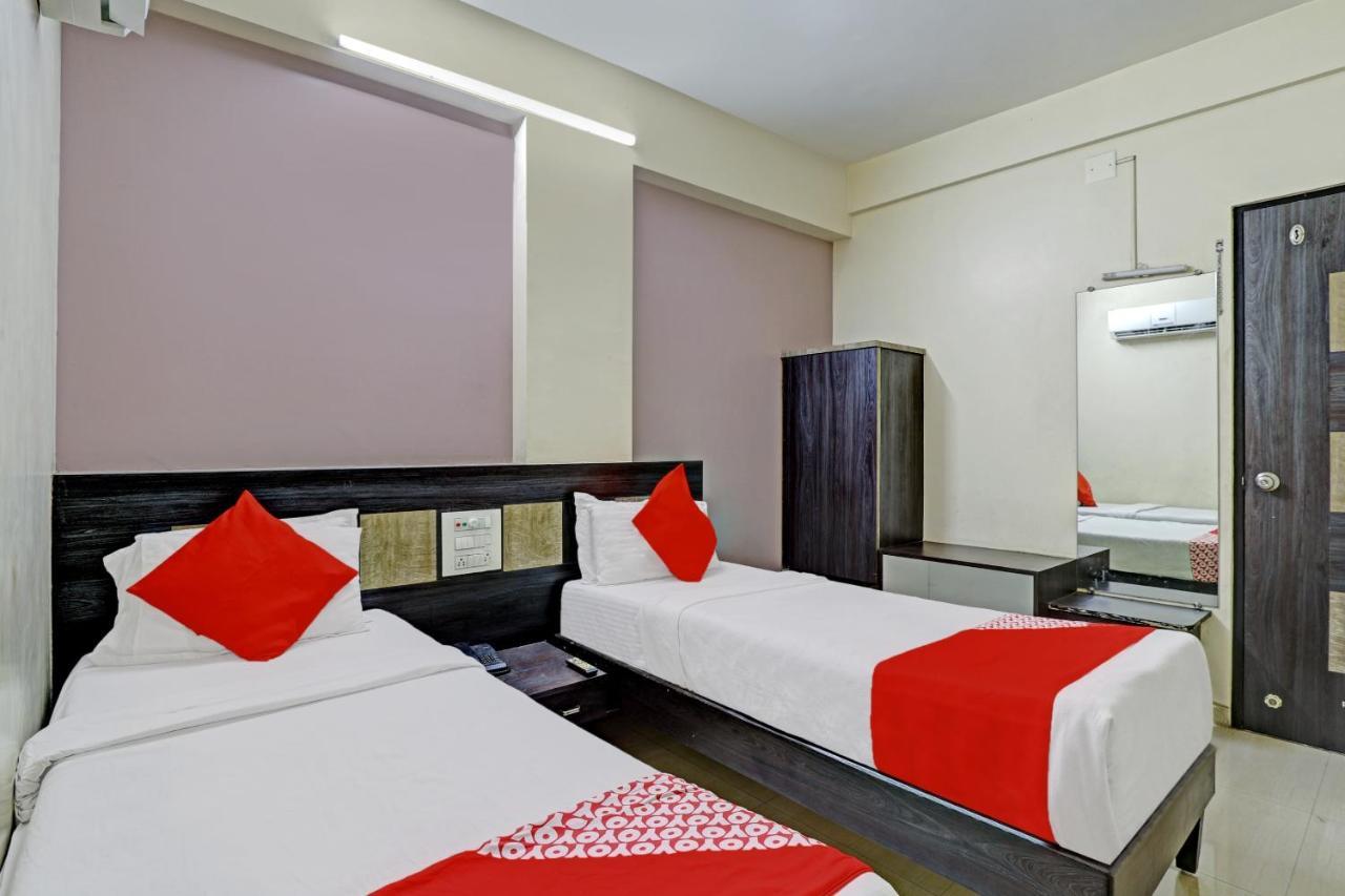 Oyo 82461 Hotel Darshan Banquet And Rooms Сурат Екстериор снимка