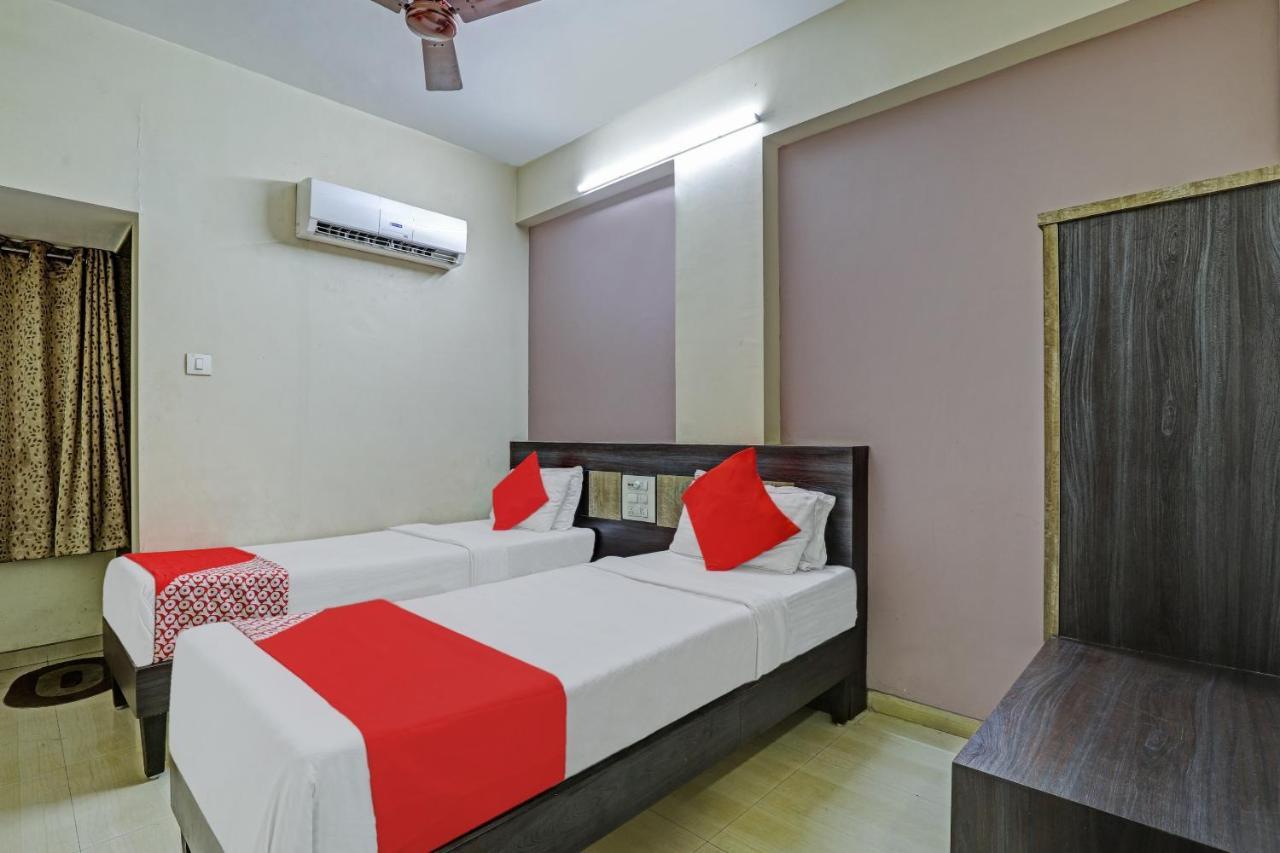 Oyo 82461 Hotel Darshan Banquet And Rooms Сурат Екстериор снимка