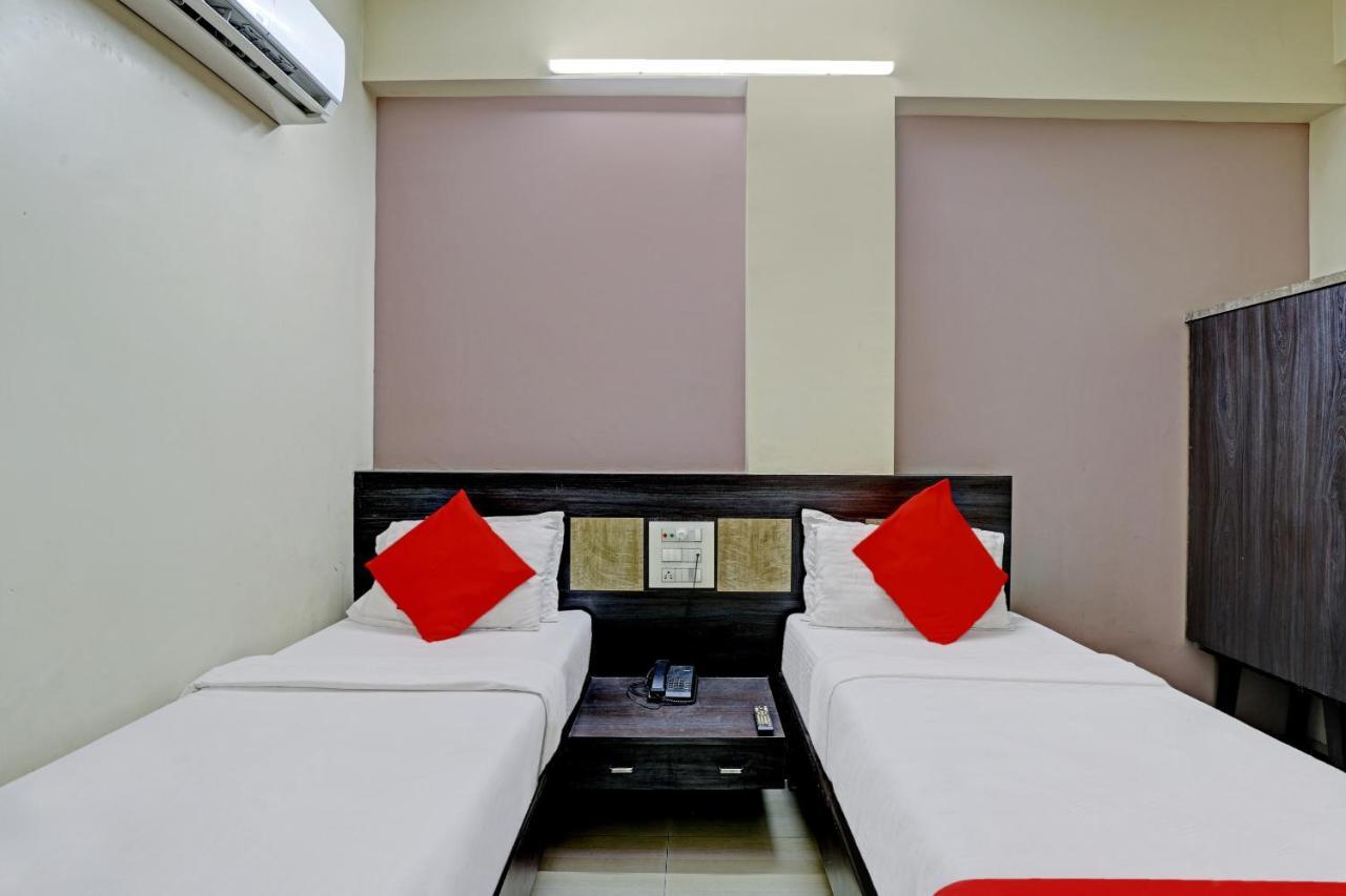 Oyo 82461 Hotel Darshan Banquet And Rooms Сурат Екстериор снимка